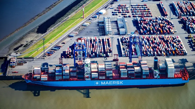 Vogelperspektive auf einen Containerhafen