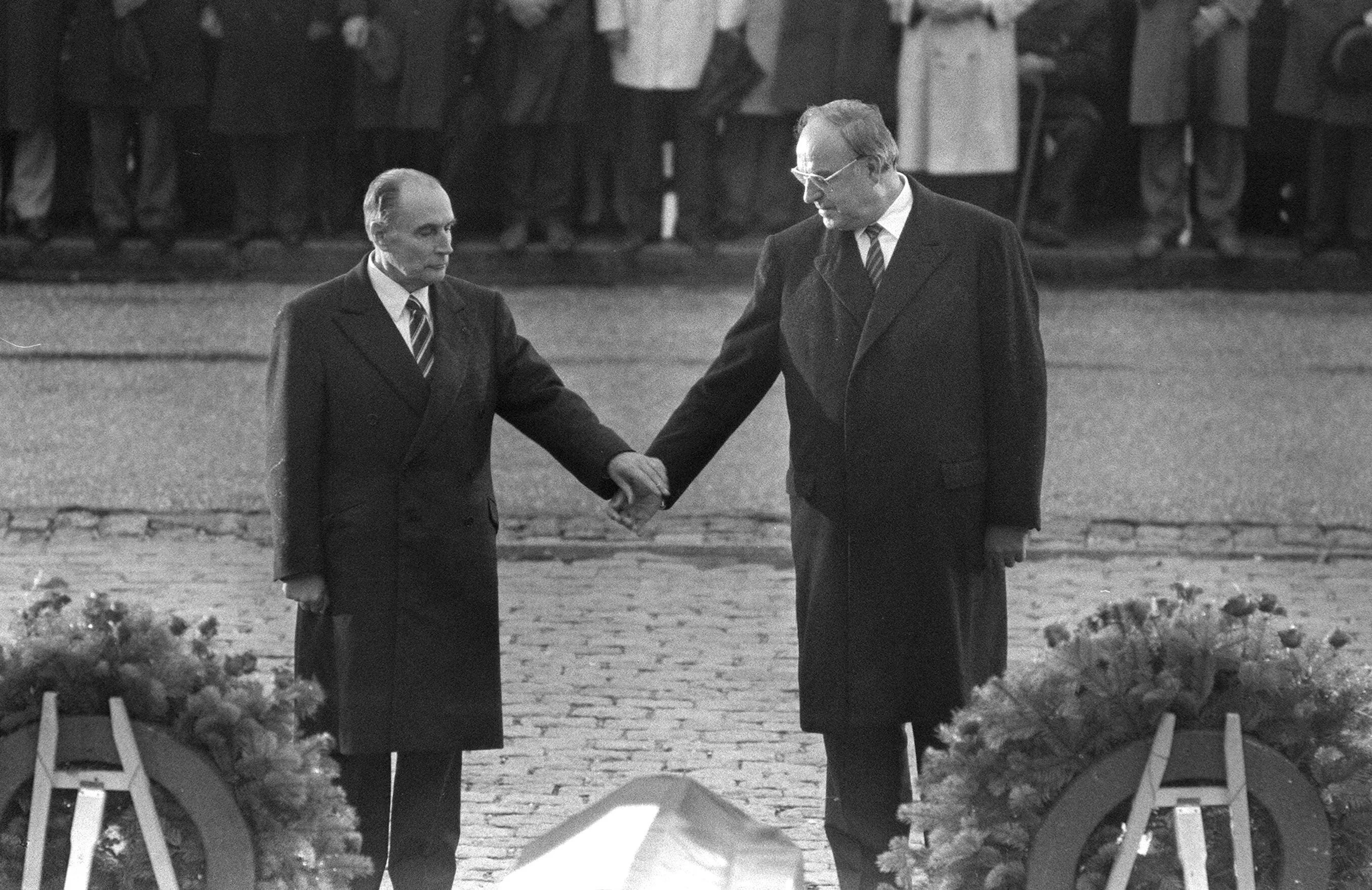 Helmut Kohl und François Mitterrand reichen sich in Verdun die Hände
