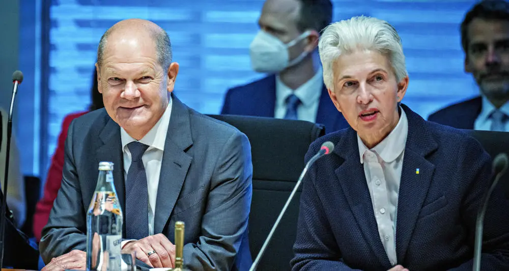 Olaf Scholz und Marie-Agnes Strack-Zimmermann sitzen nebeneinander