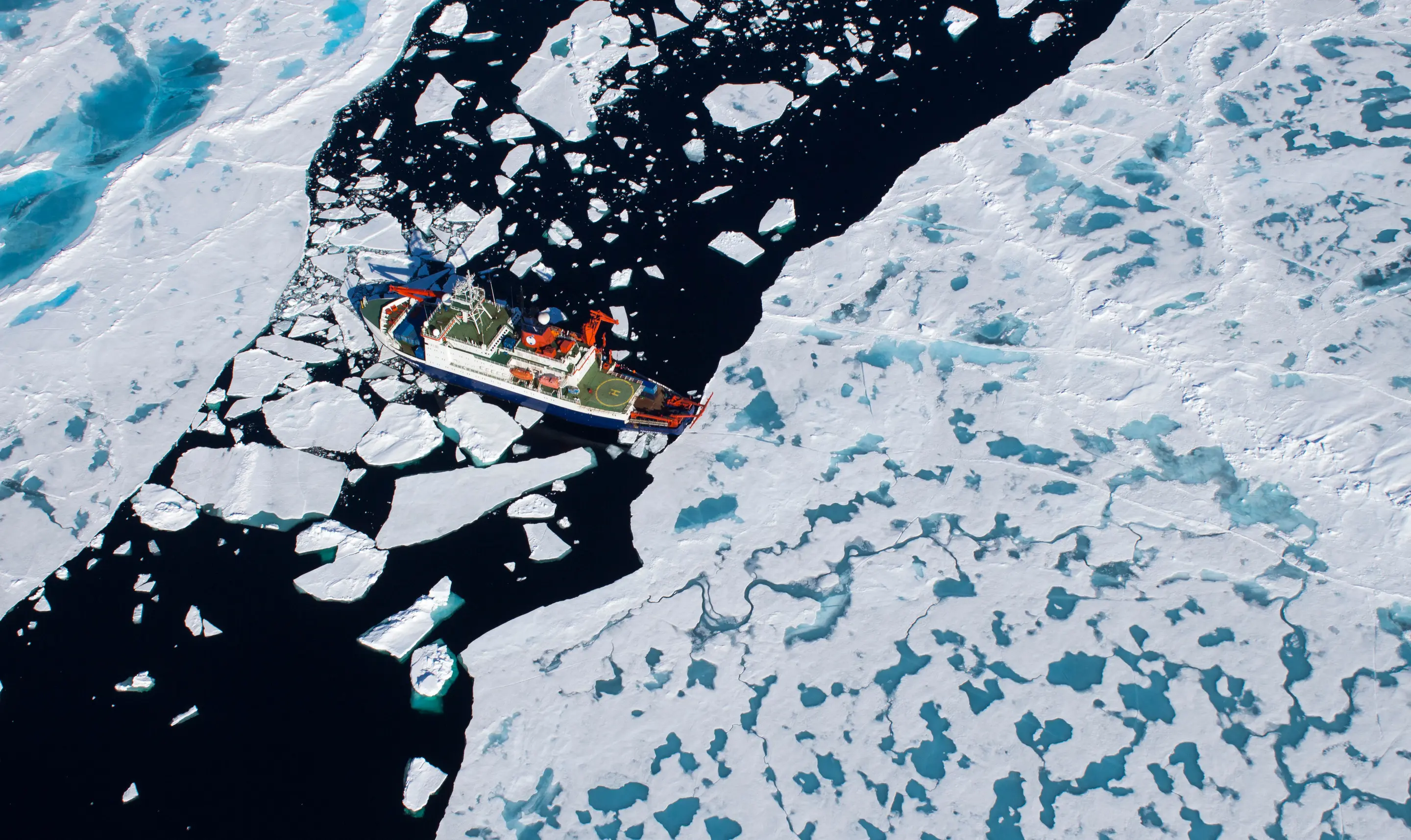 Forschungseisbrecher Polarstern Der Forschungseisbrecher Polarstern im Eiswasser