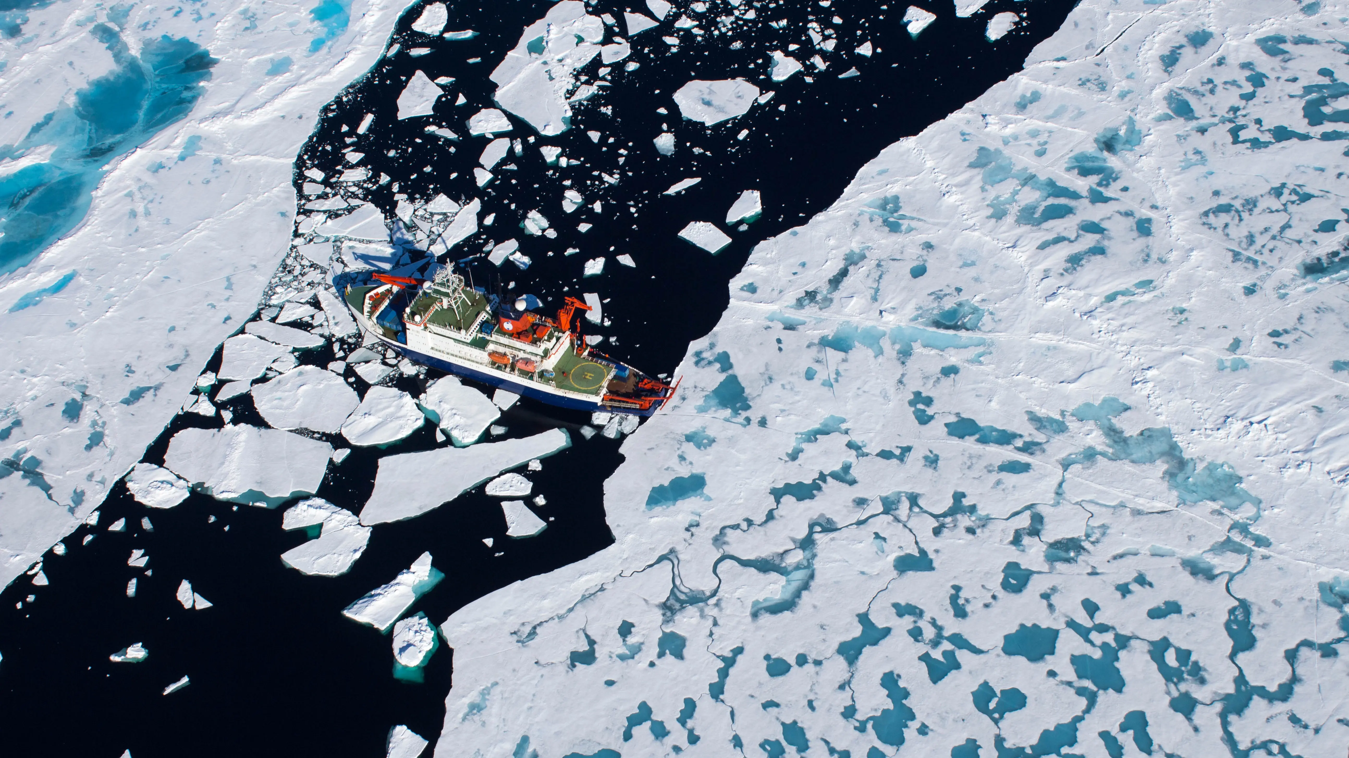 Forschungsschiff "Polarstern" aus der Vogelperspektive auf dem Wasser