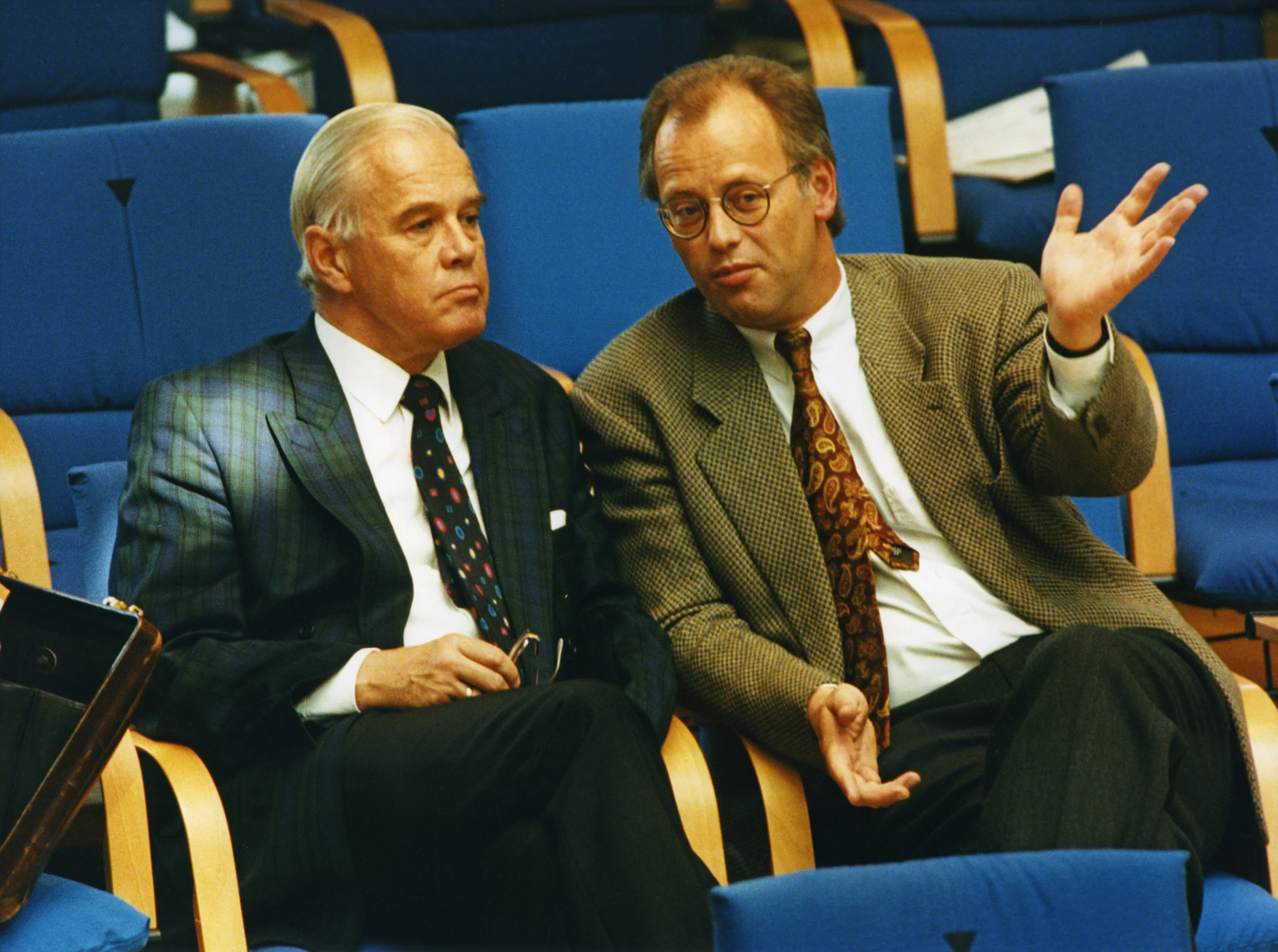 Rudolf Scharping und Manfred Kanther im Gespräch