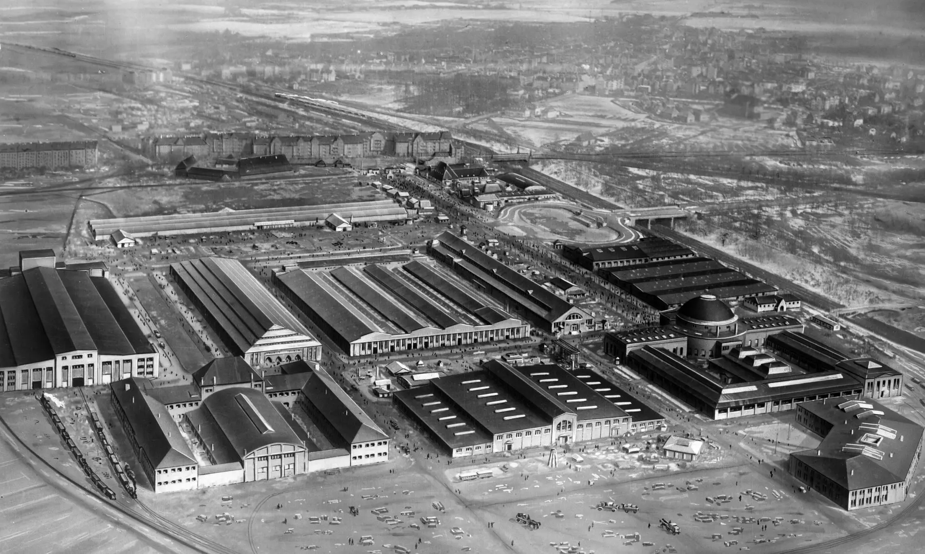 Das neu errichteten Gebäude der Technischen und Bau-Messe. - um 1922. Das neu errichteten Gebäude der Technischen und Bau-Messe. - um 1922; aufgenommen aus der Luft.