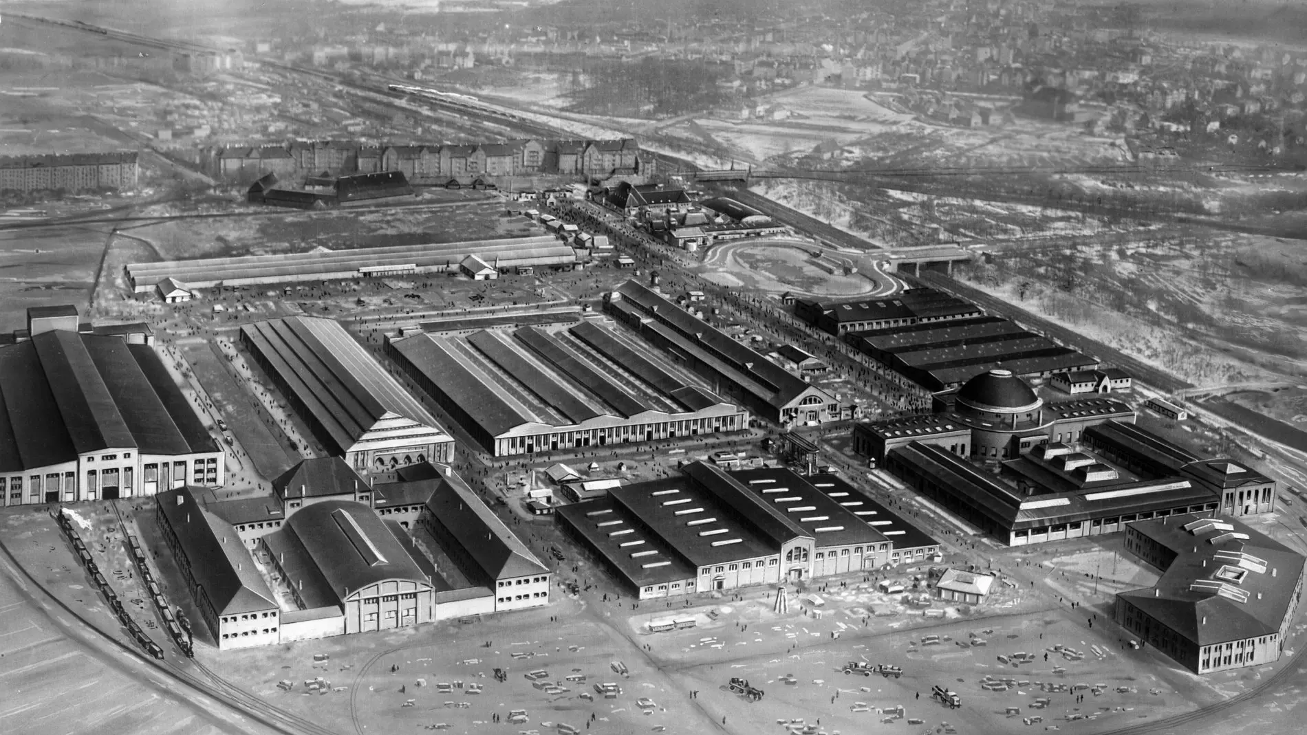Die Leipziger Messe um 1922 Das neu errichteten Gebäude der Technischen und Bau-Messe. - um 1922; aufgenommen aus der Luft.