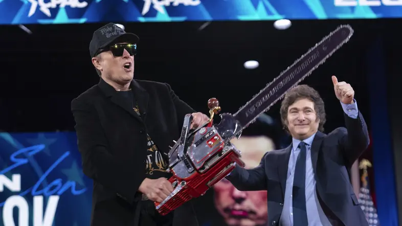 Elon Musk mit einer Kettensäge