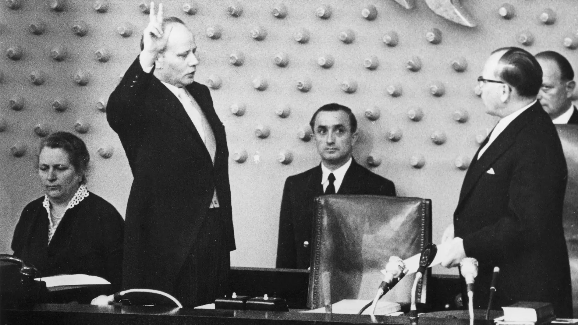 Theodor Blank wird von Eugen Gerstenmaier vereidigt