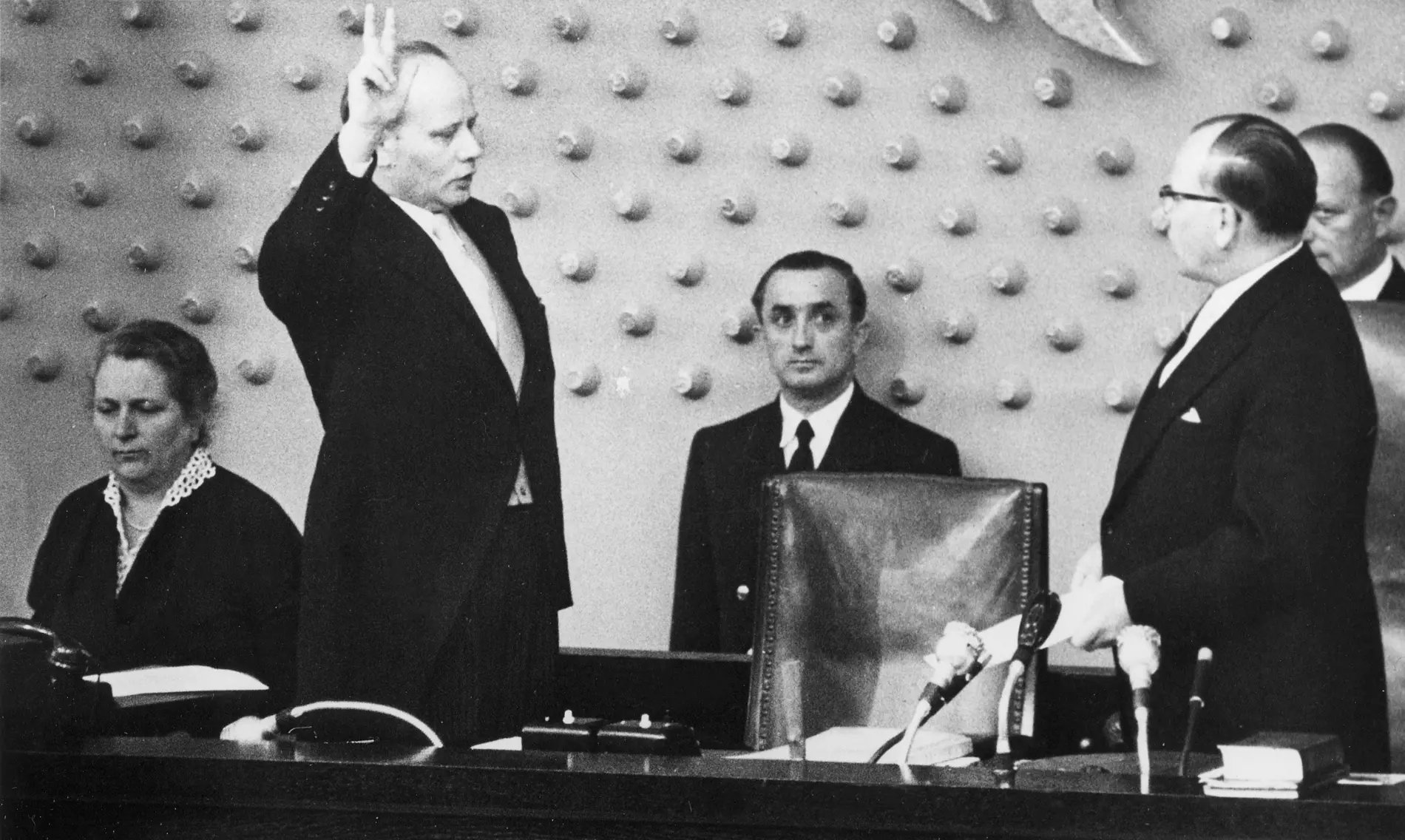 Theodor Blank wird von Eugen Gerstenmaier vereidigt Theodor Blank wird von Eugen Gerstenmaier vereidigt