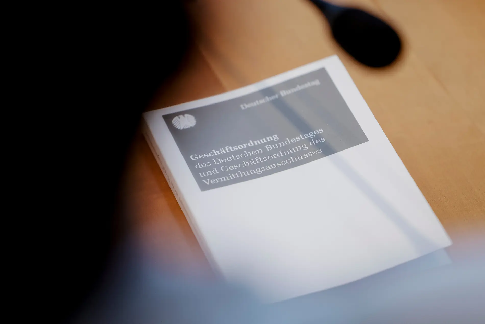 Die Geschäftsordnung des Deutschen Bundestages auf einem Tisch