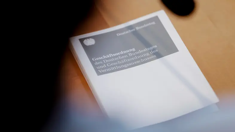 Die Geschäftsordnung des Deutschen Bundestages auf einem Tisch
