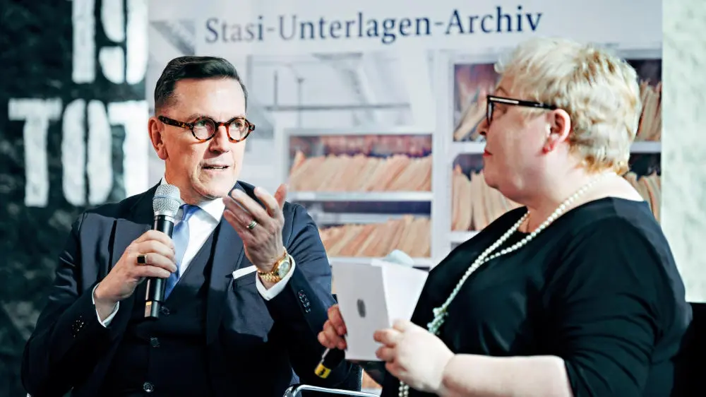 Eröffnung der Wanderausstellung des Stasi-Unterlagen-Archivs Mario Röllig und Evelyn Zupke zur Eröffnung der Wanderausstellung des Stasi-Unterlagen-Archivs.
