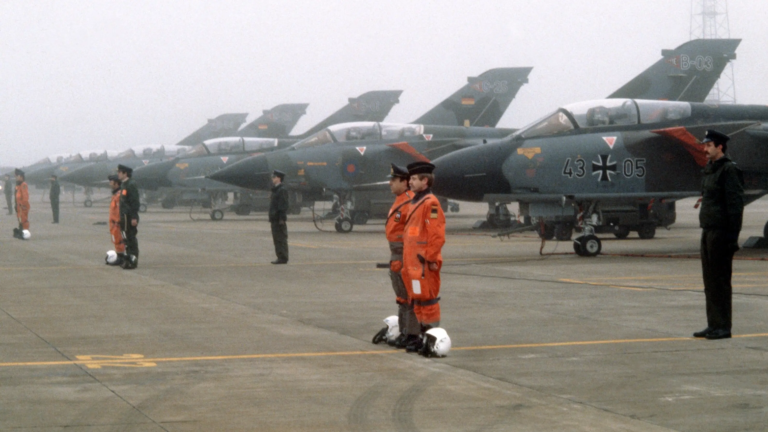 Soldaten posieren 1981 vor Tornado-Kampfflugzeugen der Bundesluftwaffe