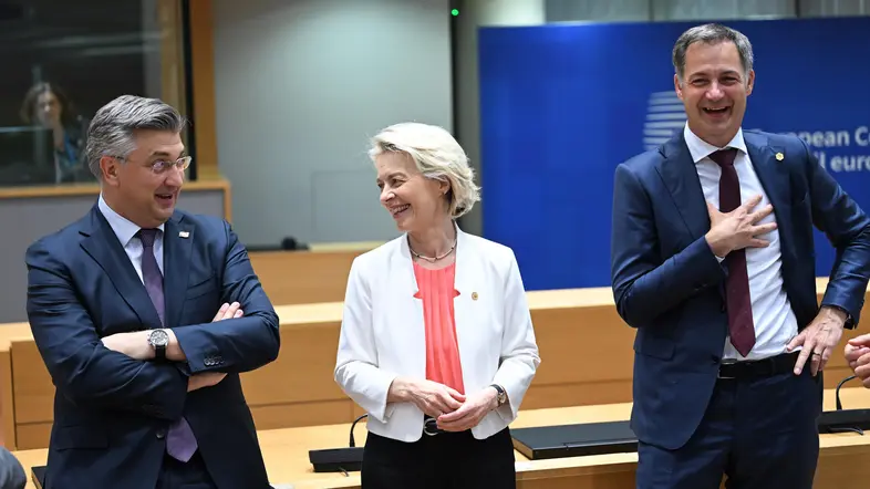Andrej Plenkovic, Ursula von der Leyen und Alexander De Croo bei einem Meeting