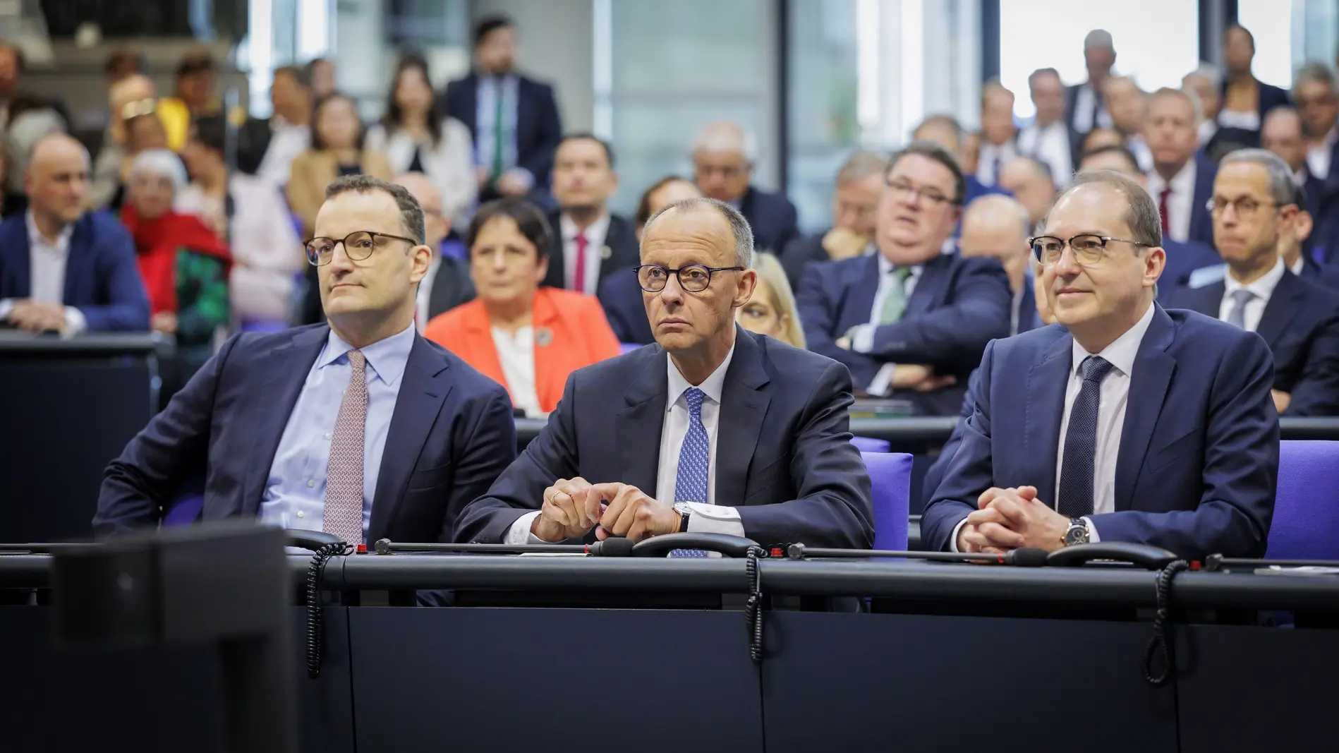 Merz verliert den ersten Wahlgang Jens Spahn, Friedrich Merz und Alexander Dobrindt im Plenum