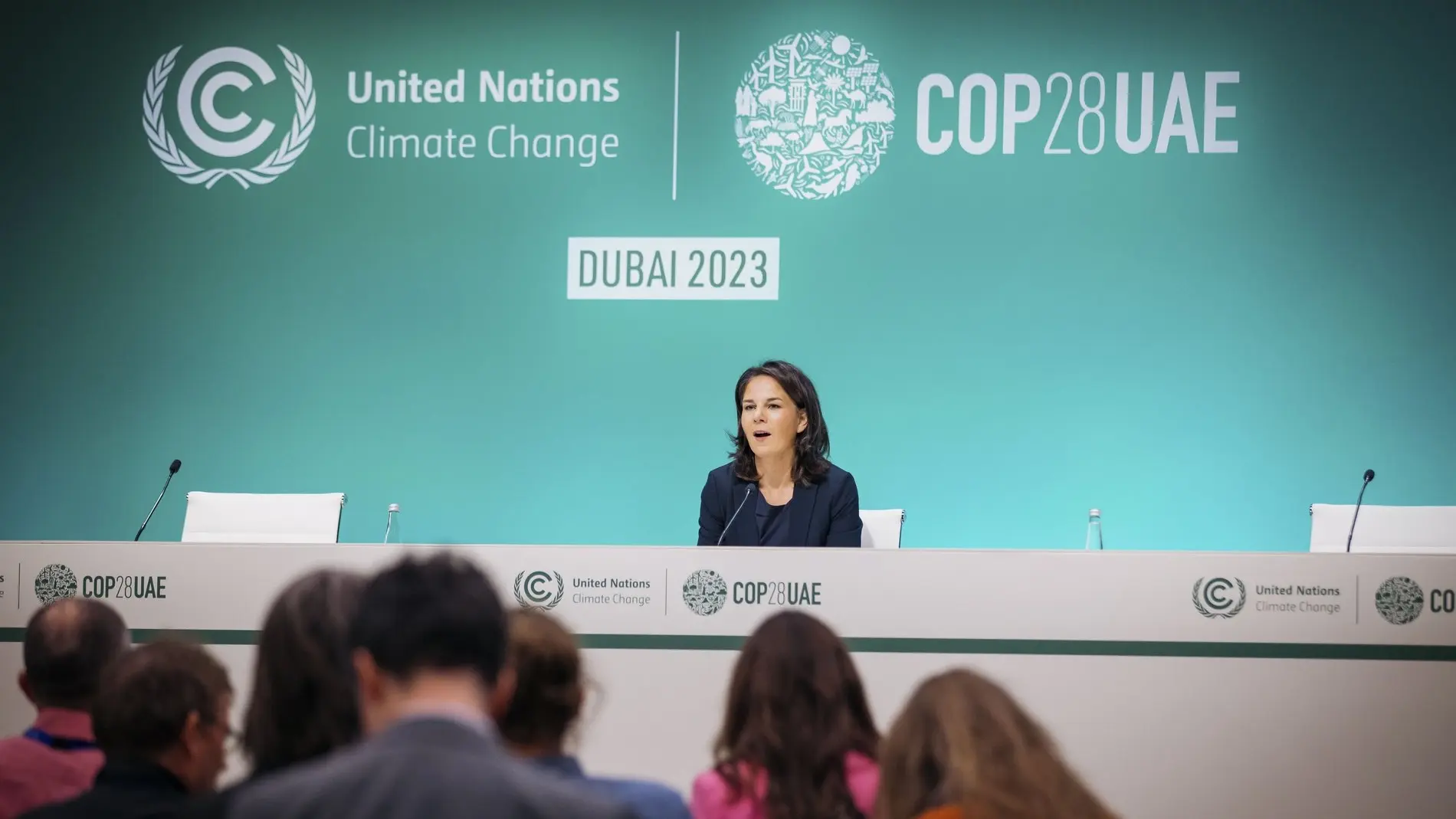 Annalena Baerbock spricht bei der Pressekonferenz auf der COP28 in Dubai