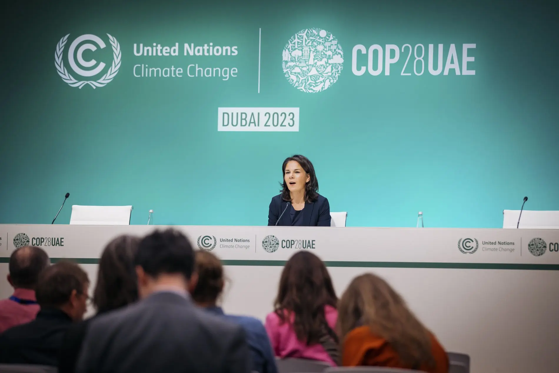 Annalena Baerbock spricht bei der Pressekonferenz auf der COP28 in Dubai