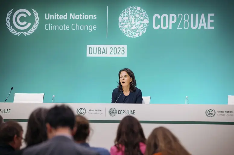 Annalena Baerbock spricht bei der Pressekonferenz auf der COP28 in Dubai