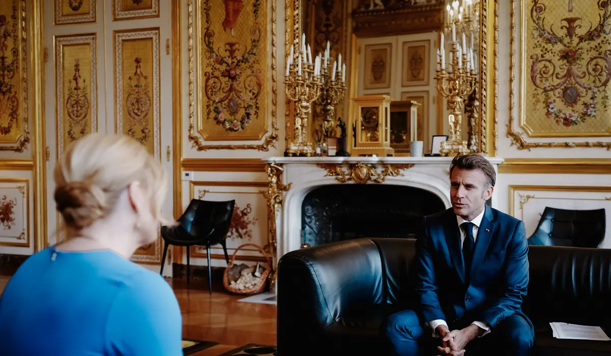 Bundestagspräsidentin Julia Klöckner und Frankreichs Präsident Macron beim Vier-Augen-Gespräch.