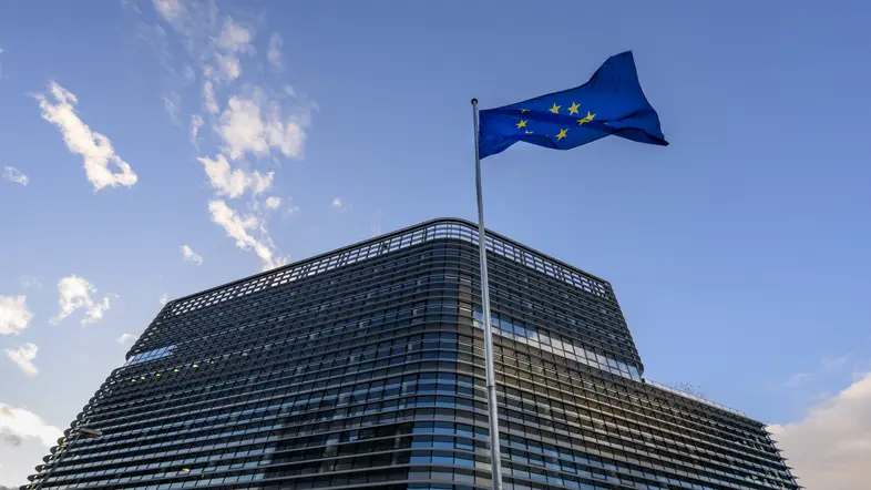Blick auf das Simone Veil Gebäude mit der EU-Flagge