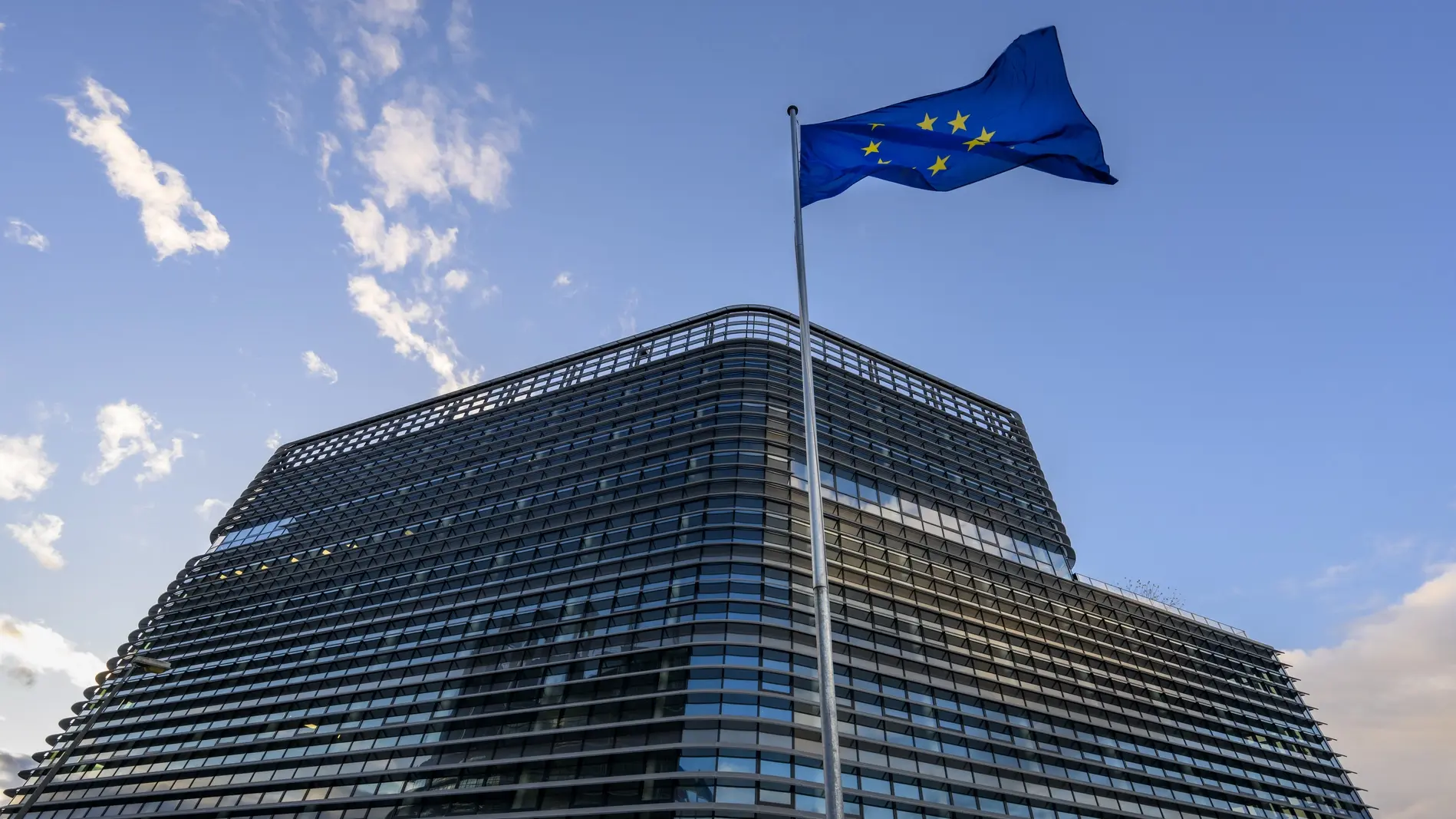 Blick auf das Gebäude mit der EU-Flagge