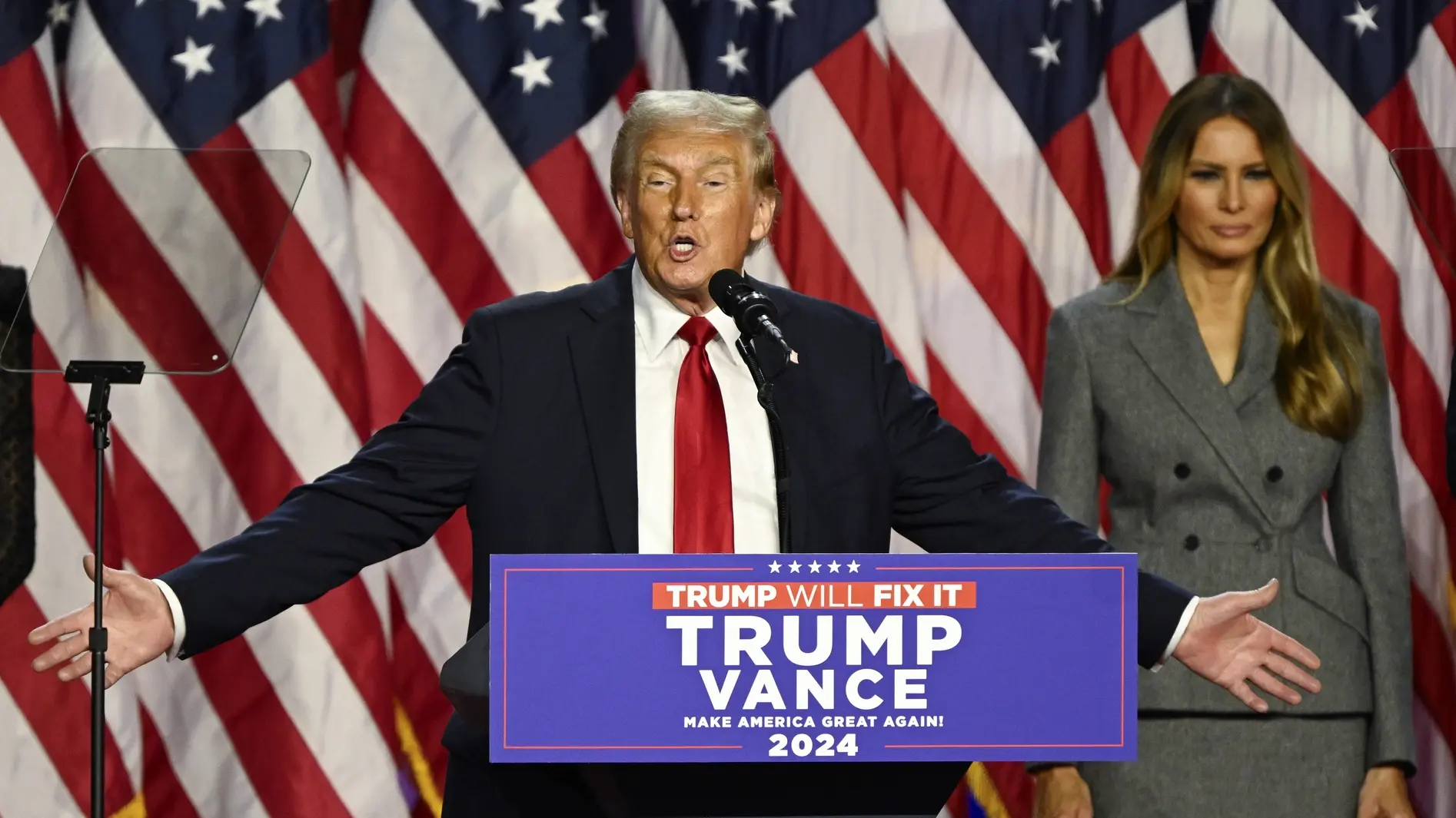 Donald Trump ist der 47. Präsident der USA Donald Trump am Rednerpult, hinter ihm seine Frau Melania vor der US-Flagge