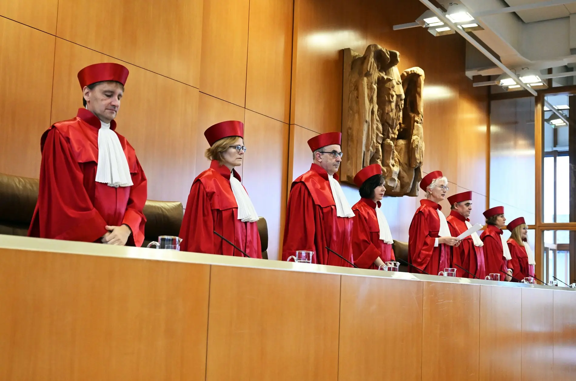 Karlsruhe erklärt Nachtragshaushalt für nichtig. Der Zweite Senat des Bundesverfassungsgerichts bei einer Urteilsverkündung