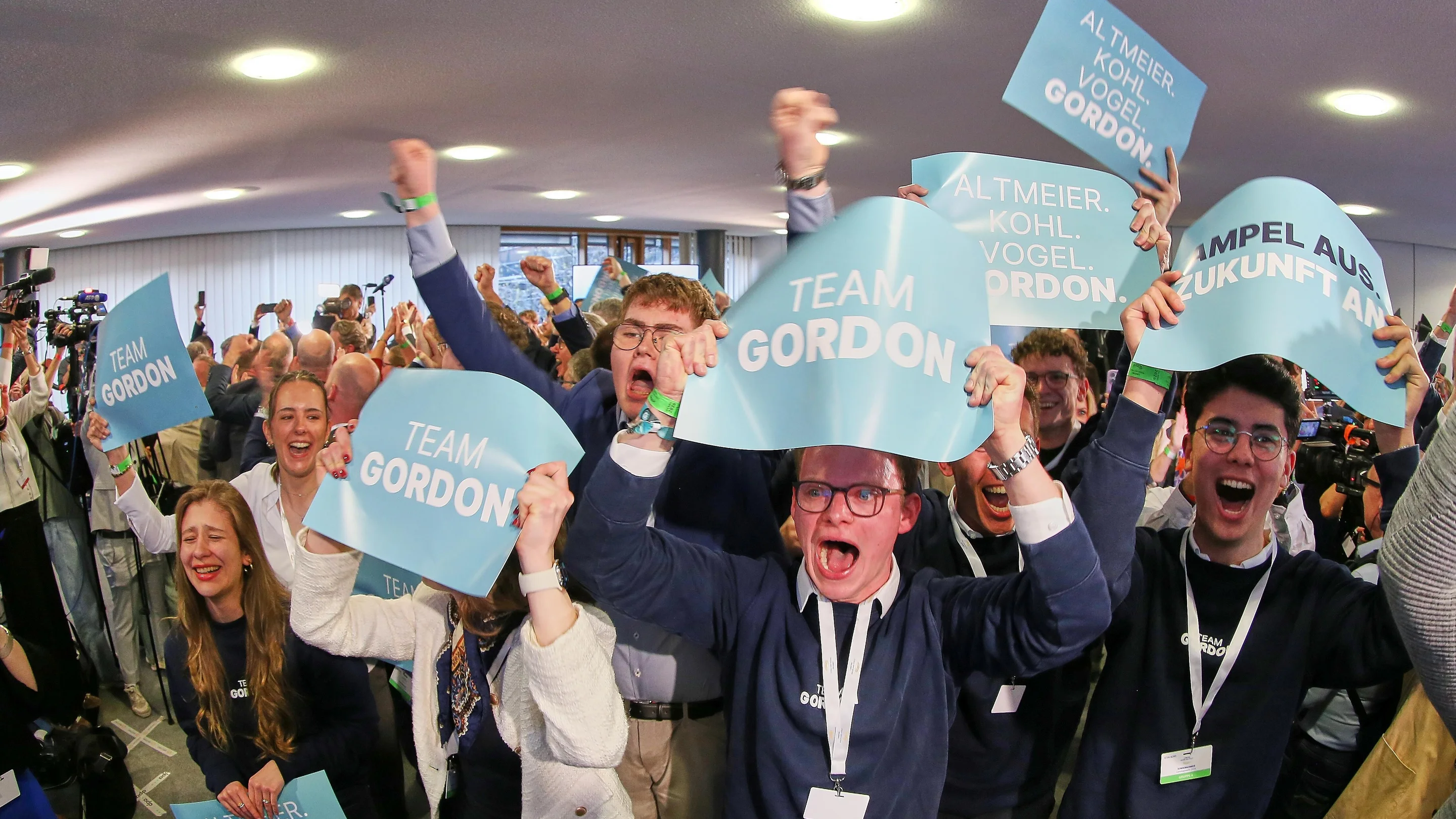 Anhänger der CDU jubeln auf ihrer Wahlparty mit "Team Gordon"-Schildern