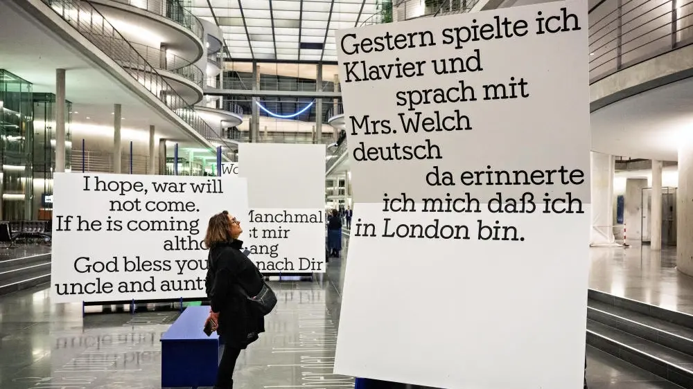 Neue Ausstellung im Bundestag Auszüge aus Briefen in der Ausstellung zu Kindertransporten im Bundestag.