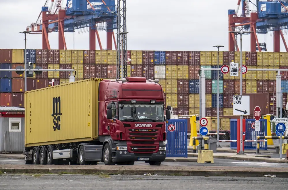 Ein- und Ausfahrt für Container Lastwagen, zum MSC-Containerterminal Bremerhaven