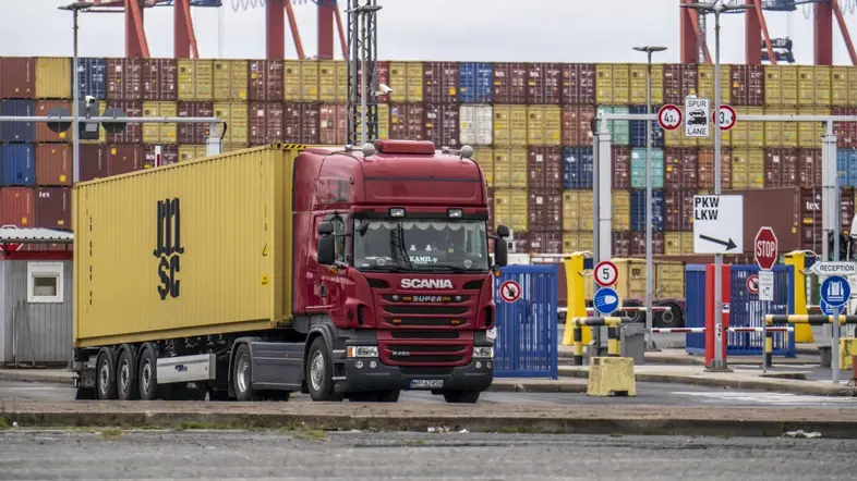 Ein- und Ausfahrt für Container Lastwagen, zum MSC-Containerterminal Bremerhaven