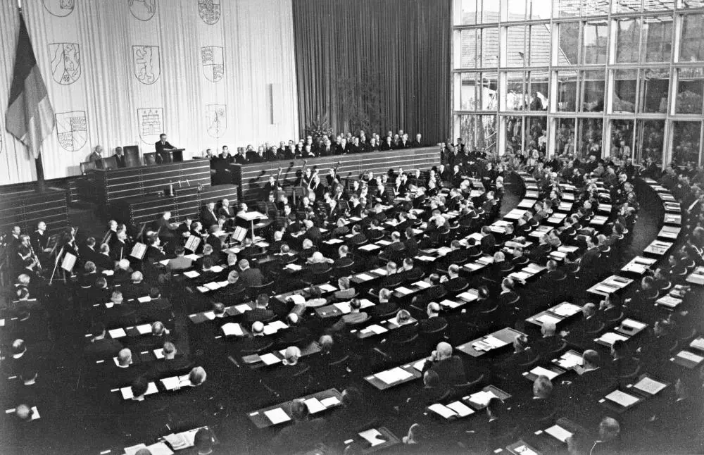 Alterspräsident Paul Löbe eröffnet am 7. September 1949 den ersten Deutschen Bundestag.