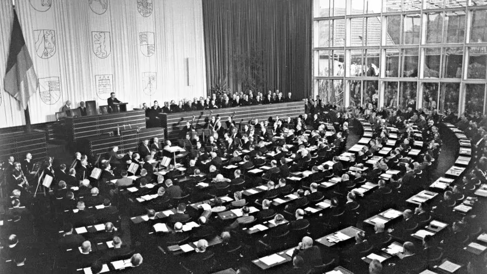 Paul Löbe eröffnet am 7. September 1949 den ersten Deutschen Bundestag