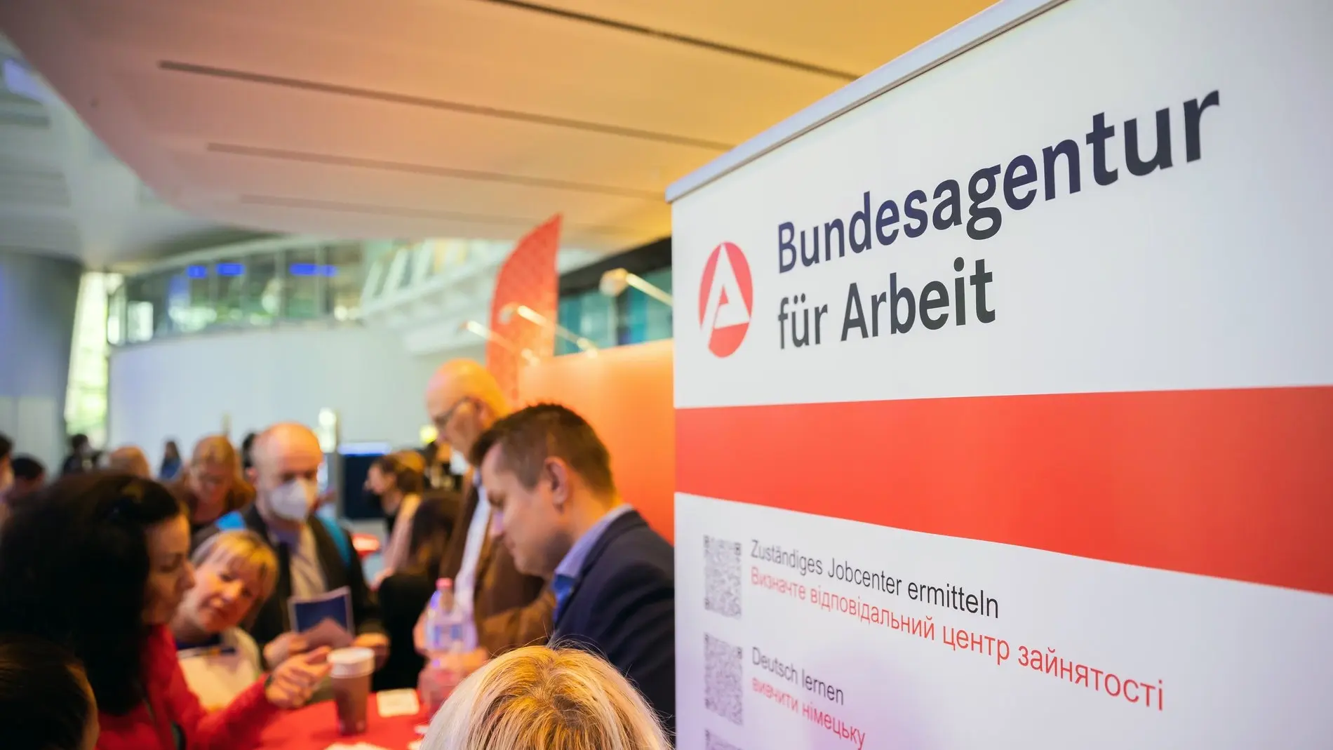 Besucher am Messestand der Bundesagentur für Arbeit