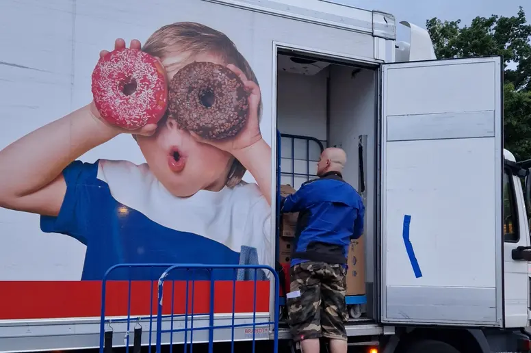 Ein Mann entlädt seinen Lkw