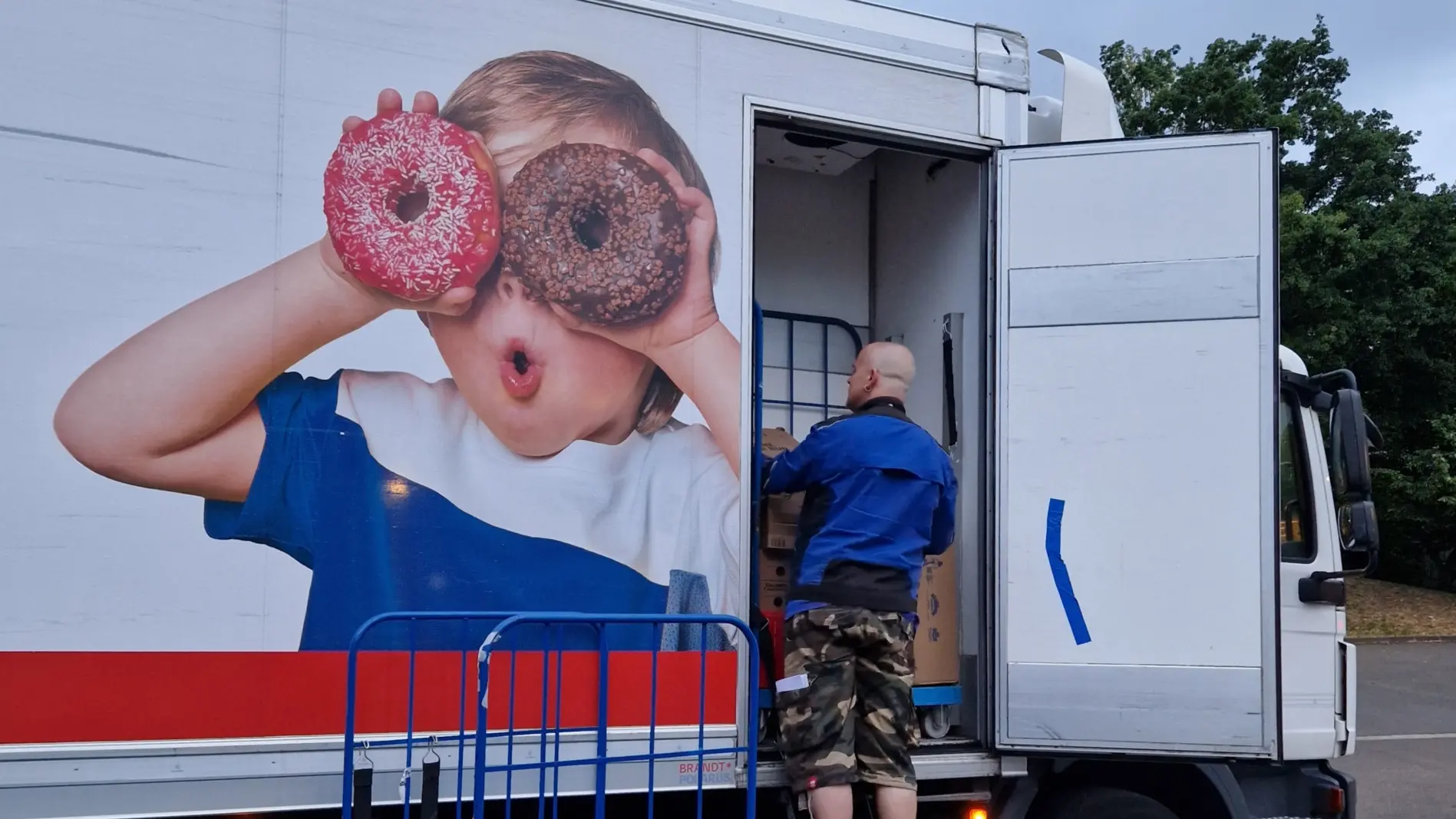 Ein Mann entlädt einen Lkw