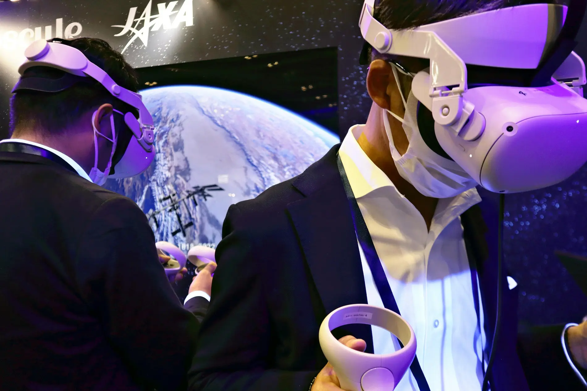 Der Zugang zum Metaverse ist nicht nur über VR-Brillen vorstellbar Besucher der ISS Metaverse-Ausstellung der CEATEC probieren VR-Brillen aus