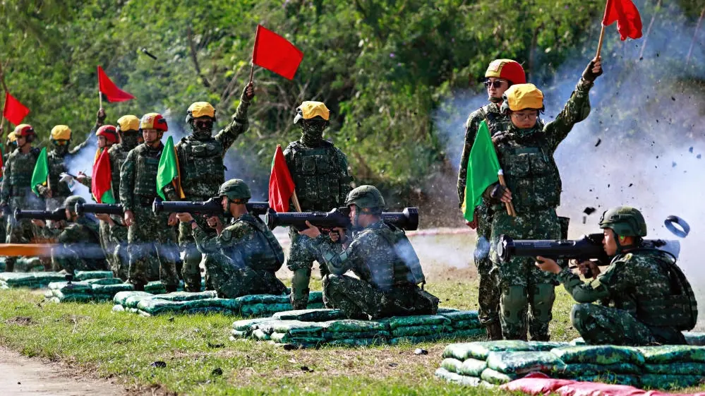 Taiwanesisches Militär Taiwanesische Soldaten üben den Abschuss von Raketenwerfern.