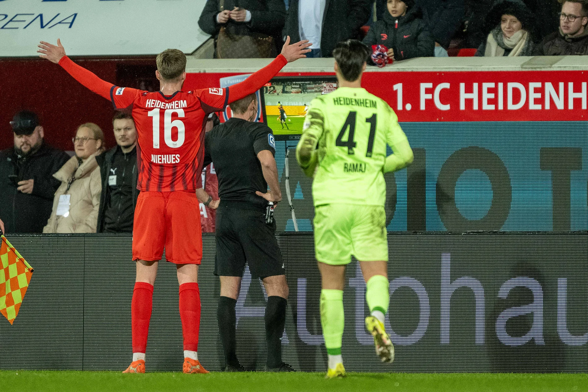 Fußballspieler warten auf die Entscheidung des Videoschiedsrichters