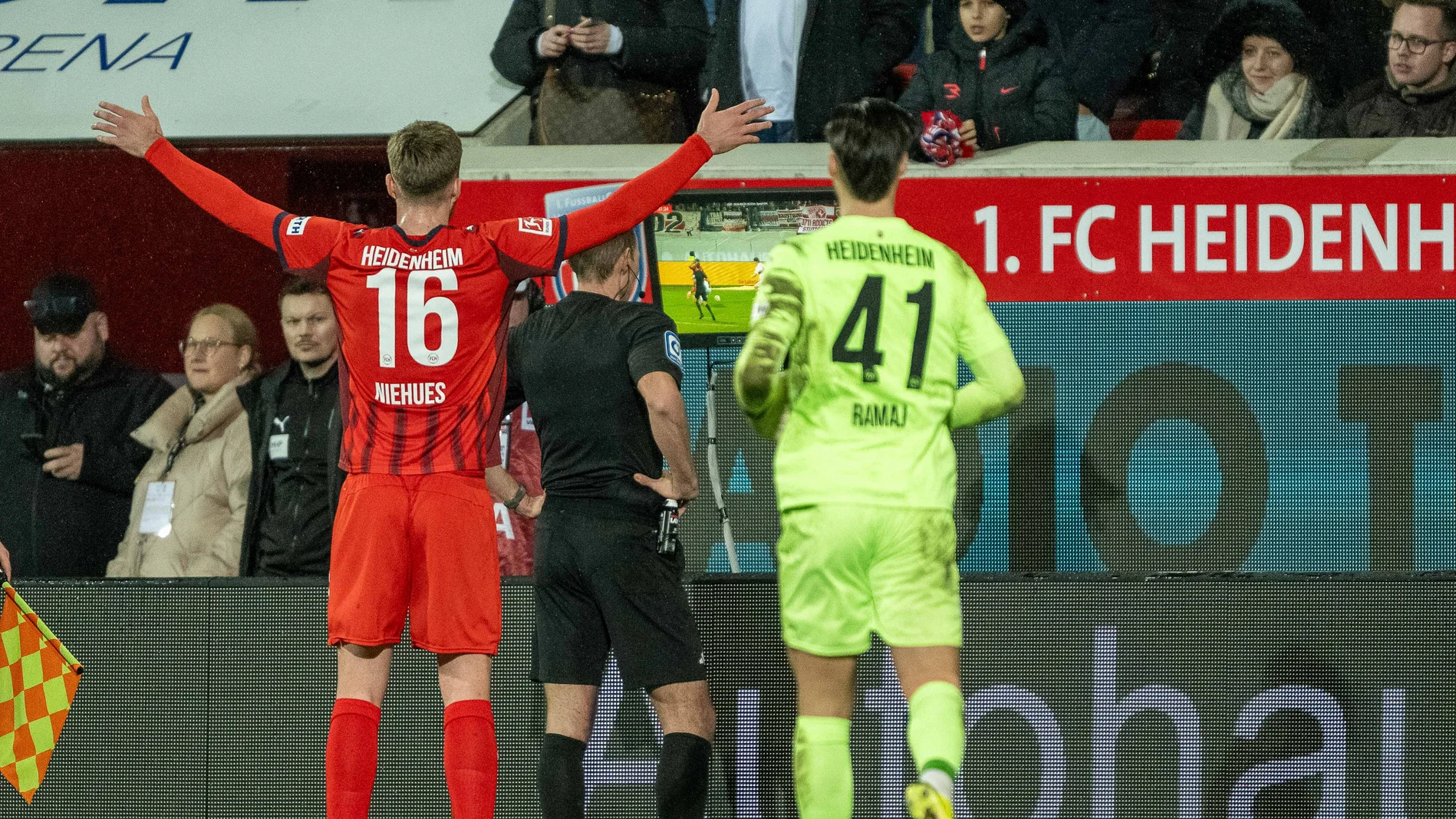 Fußballspieler warten auf die Entscheidung des Videoschiedsrichters