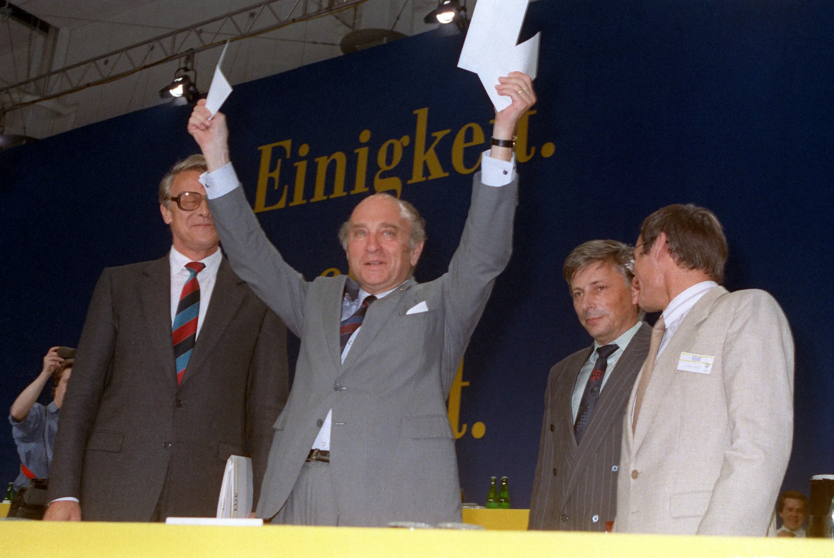 Bruno Menzel, Otto Graf Lambsdorff, Rainer Ortleb und Lothar Ramin FDP-Vorsitzender Otto Graf Lambsdorff hebt die Beitrittserklärungen der ostdeutschen liberalen Parteien zur FDP in die Höhe