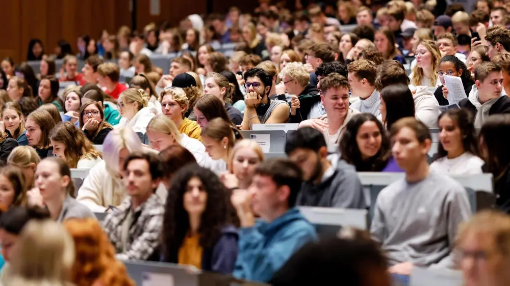 BAföG für Studierende Studierende im großen Hörsaal der Uni Köln.