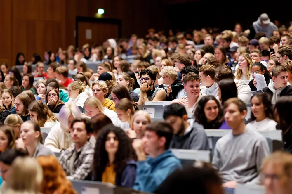 BAföG für Studierende Studierende im großen Hörsaal der Uni Köln.