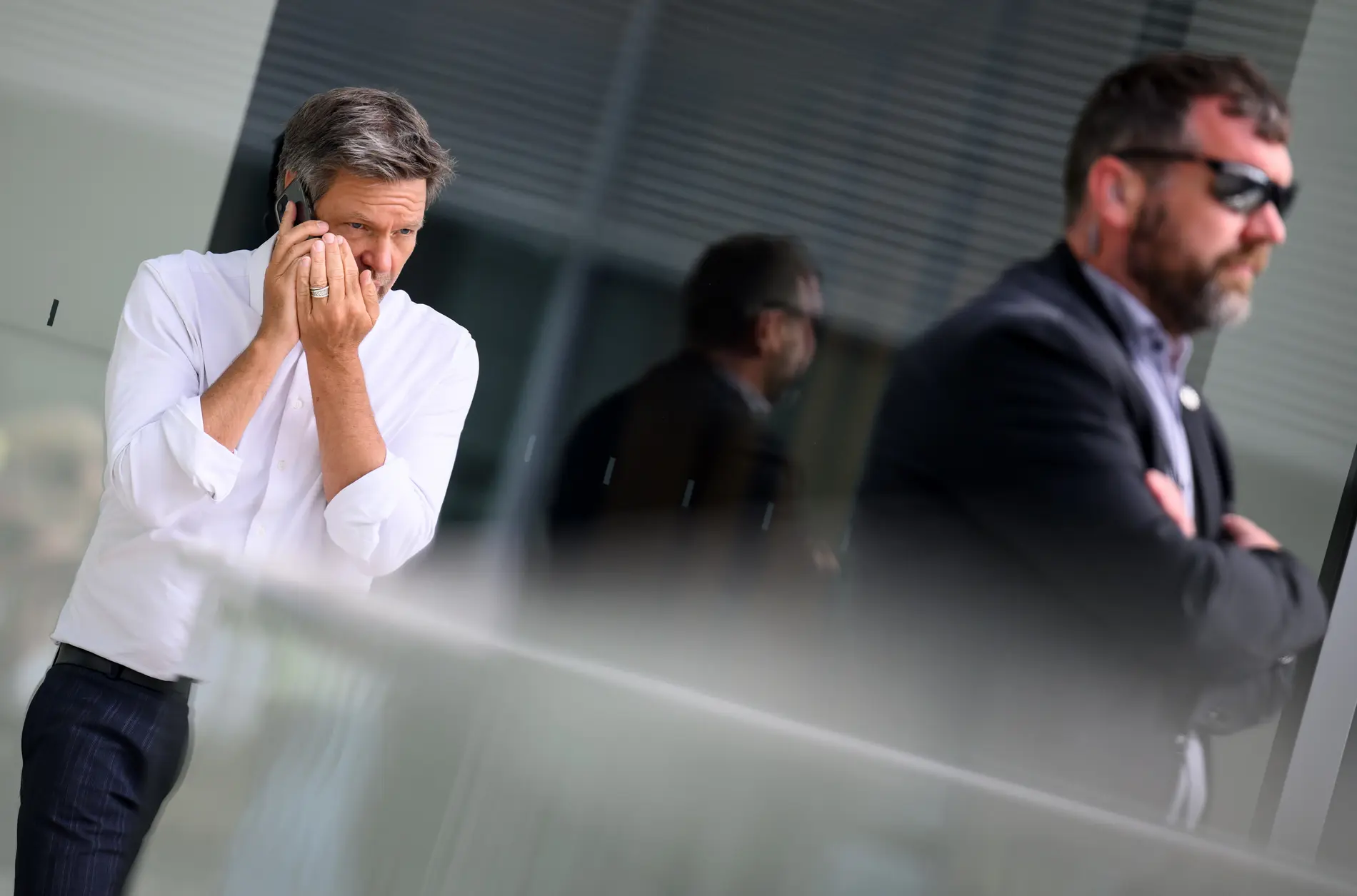 Robert Habeck steht nach einer Besprechung auf einer Terrasse und telefoniert