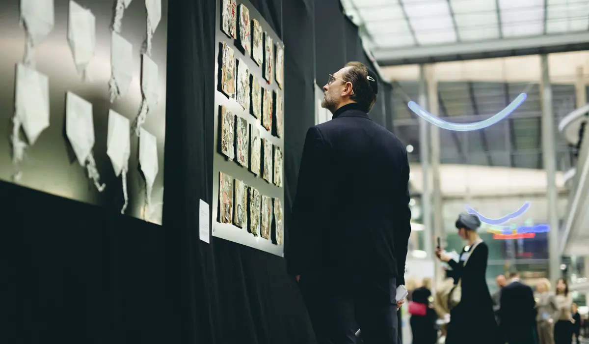 Besucher im Rahmen der Ausstellungseröffnung "Gesetz zum Leben"