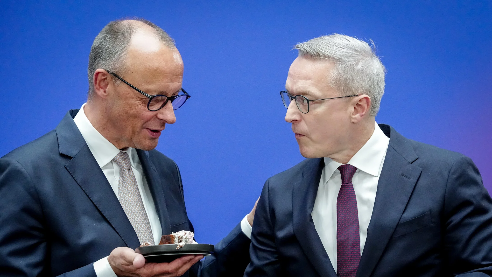 Friedrich Merz und Karsten Wildberger essen Geburtstag-Kuchen