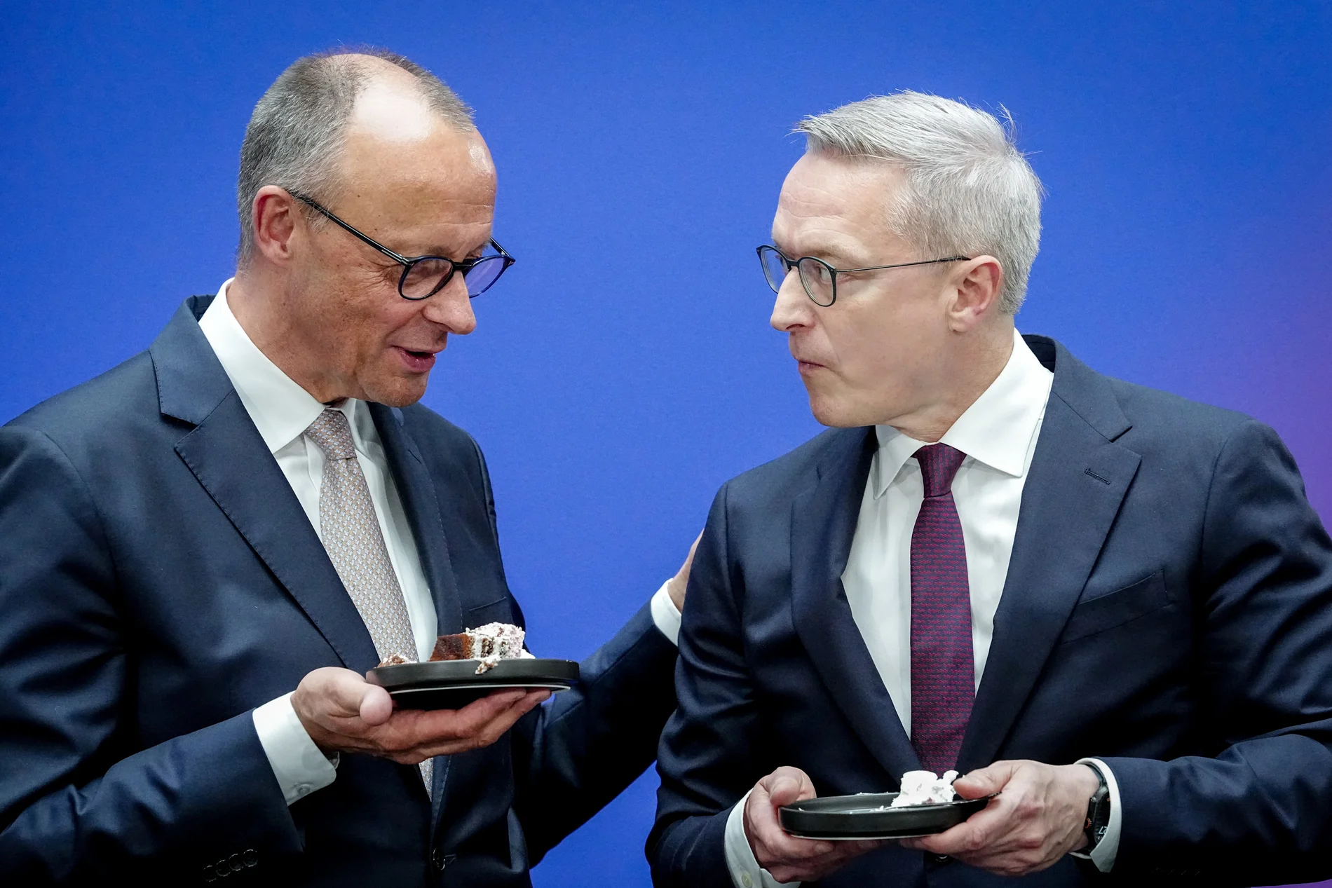 Friedrich Merz und Karsten Wildberger essen Geburtstagskuchen