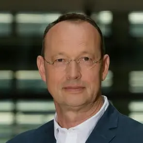 Porträt von Uwe Jahn mit Brille