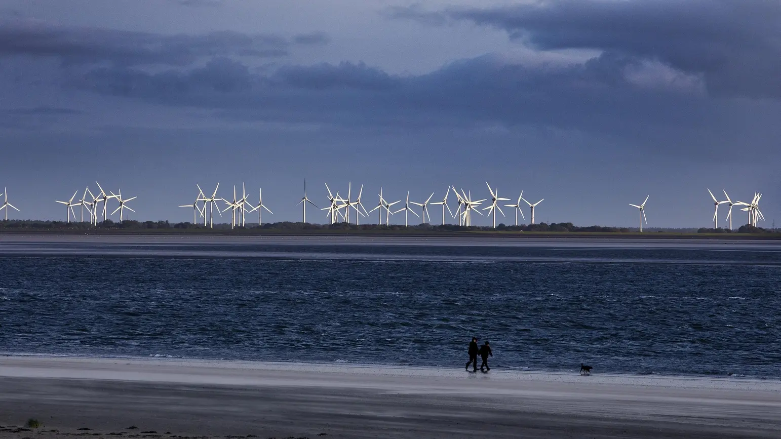 Windkraftanlagen in Norddeich Vom Strand in Norderney sind viele Windkraftanlagen in Norddeich zu sehen