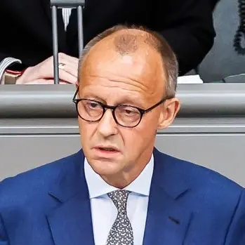Friedrich Merz am im Anzug mit Krawatte und Brille am Rednerpult
