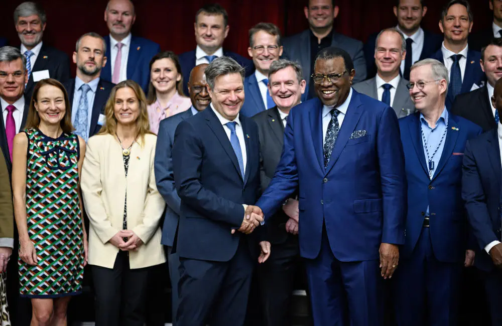 Bundeswirtschaftsminister Robert Habeck (Grüne, vorne links) gibt Namibias Präsidenten Hage Gottfried Geingob die Hand.