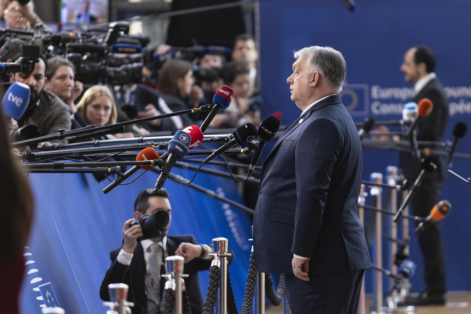 Viktor Orban umringt von Mikrofonen